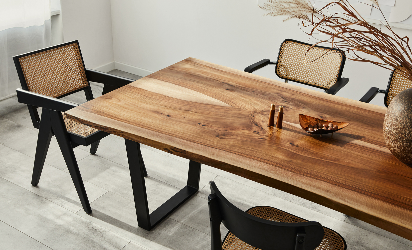 Tmav&aacute; elegance: Jak podtrhnout kresbu dřeva?