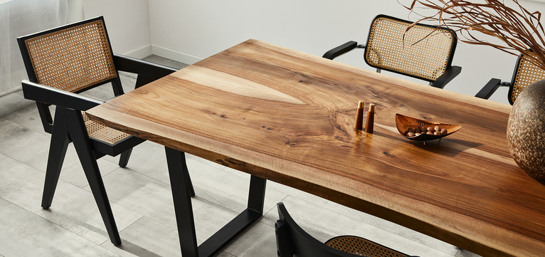 Tmav&aacute; elegance: Jak podtrhnout kresbu dřeva?